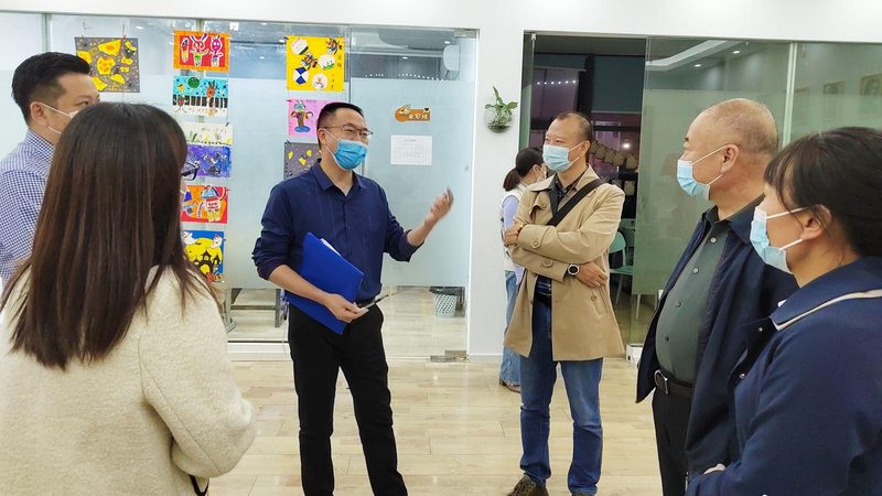 地理位置和校园环境也是考生和家长在选择学校时需要考虑的因素。以下是一些建议：